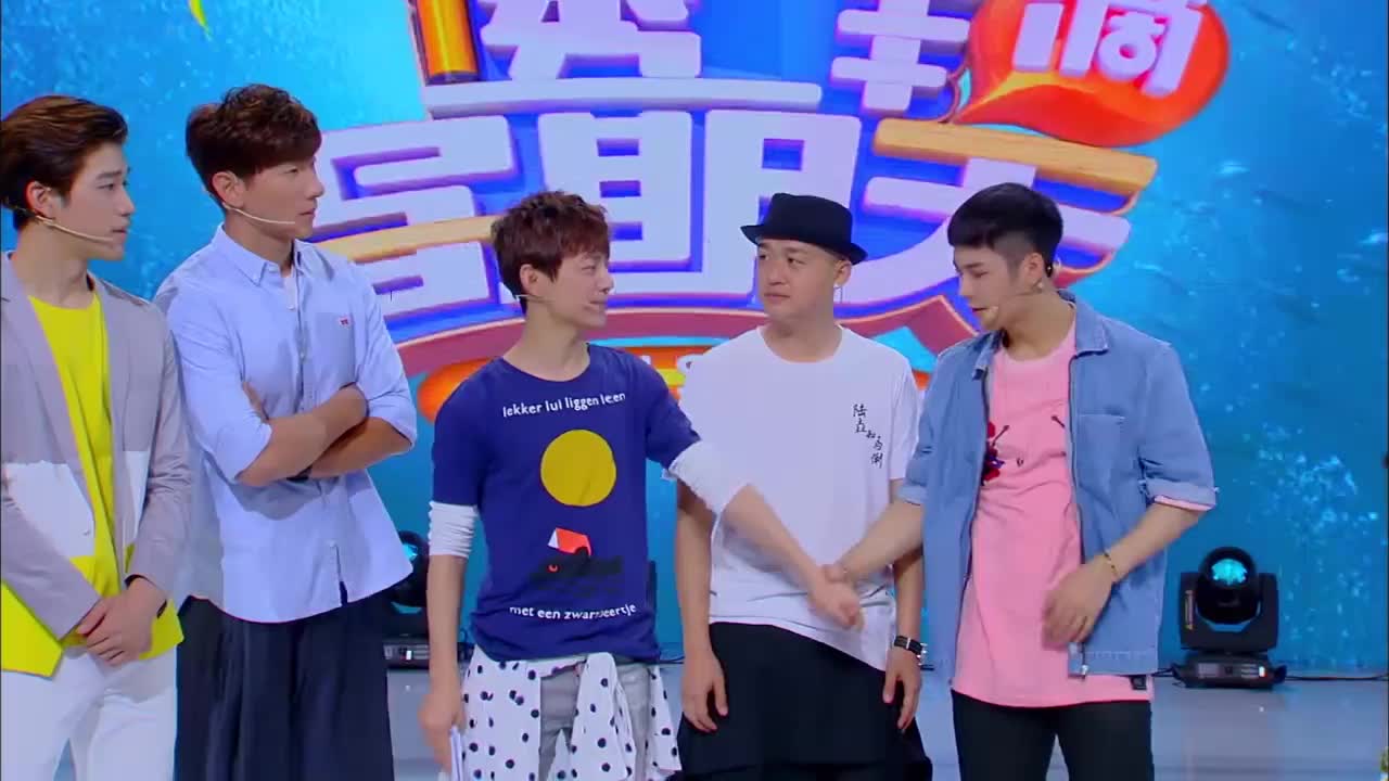 何炅说吃何尔萌的时候,王嘉尔瞬间抛弃包贝尔拉住何炅,笑死我了