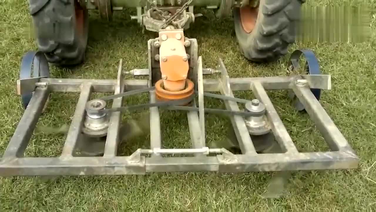 牛人自制割草机,见过的人都佩服,速度简直太厉害了