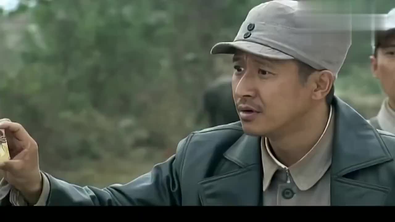 大伙不相信顺溜的枪法,不料陈大雷还没站稳,就打中了火柴盒!