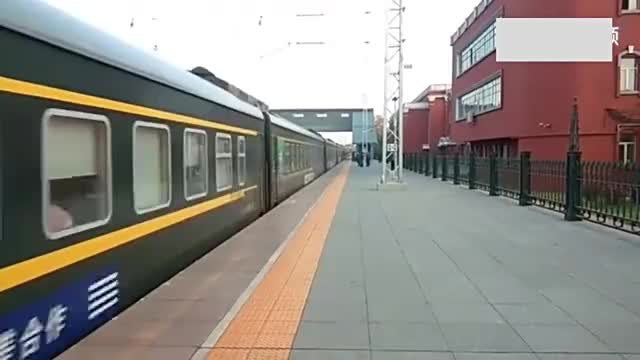 全程13小时牡丹江开往大连 2052次普快列车中途停靠阿城站