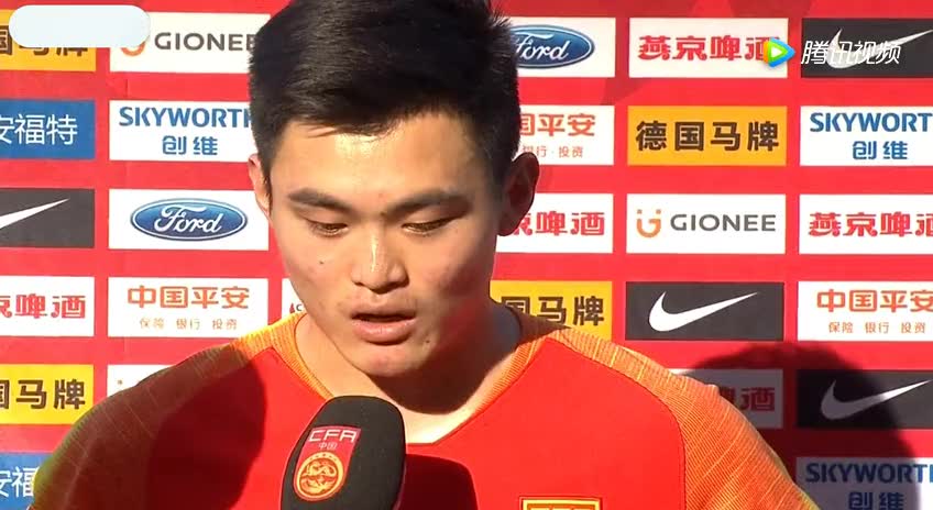 徐亮抵达国足55人集训营!这签名阵势堪比大明星啊