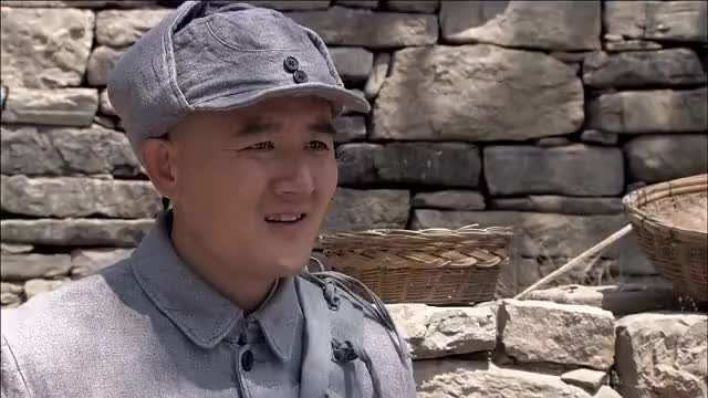 战士们水池旁边嬉耍,一盆水撒出去正好连长经过,下一秒时间静止