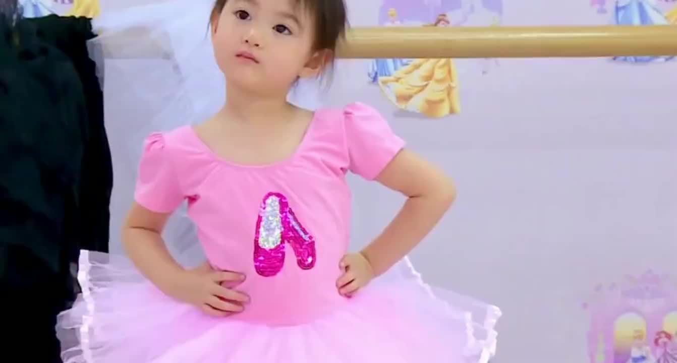 奥莉小公主搭配衣服也不在话下,冠军一家要去哪儿玩