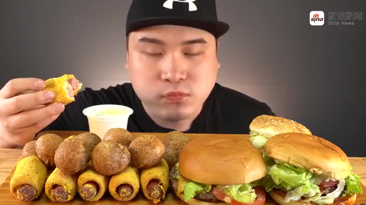 美国大胃王10分钟吃掉75个热狗!第13次卫冕成功