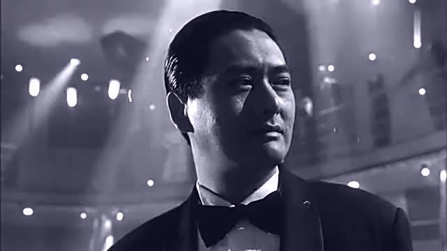 赌神高进陪朋友去打牌,没想到对方出老千换牌,赌神只好玩一玩