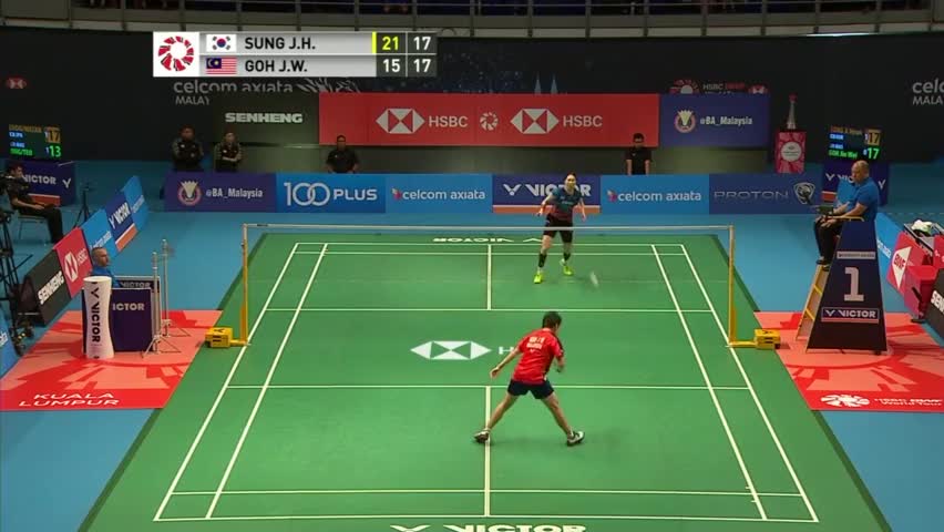 妹子游玩马来西亚,天气太热找了个湖直接下水,身材真是太棒了