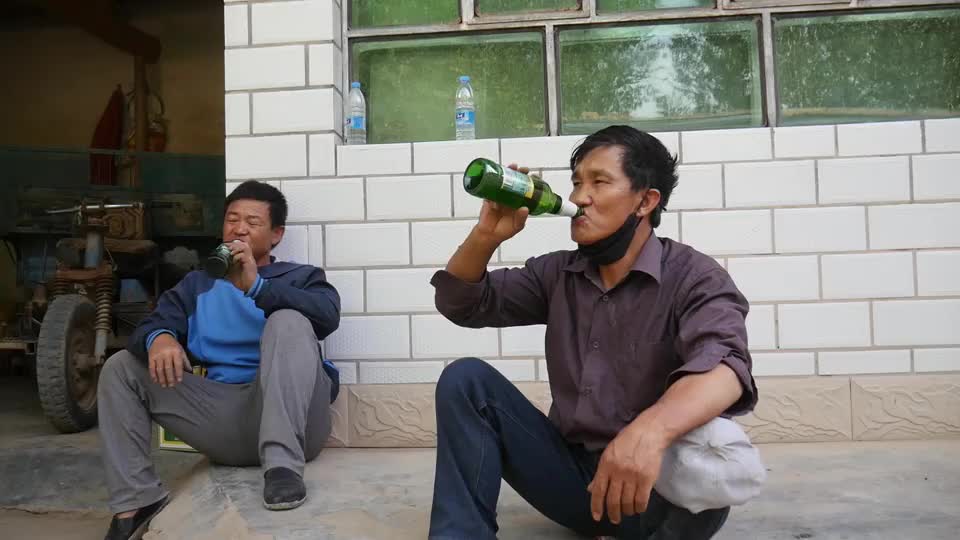 甘肃农村泉哥电动施肥器施肥,省时效率高,这样施肥可以吗