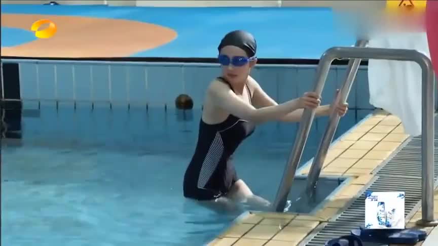 孙杨给正在开车的郭富城挂运动挡,导演在对讲机里喊道孙杨慢一点