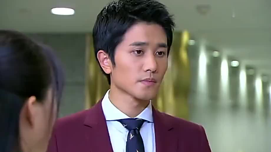 心机男在发布会上,刚要发言的时候不料灰姑娘及时赶到,真爽呀