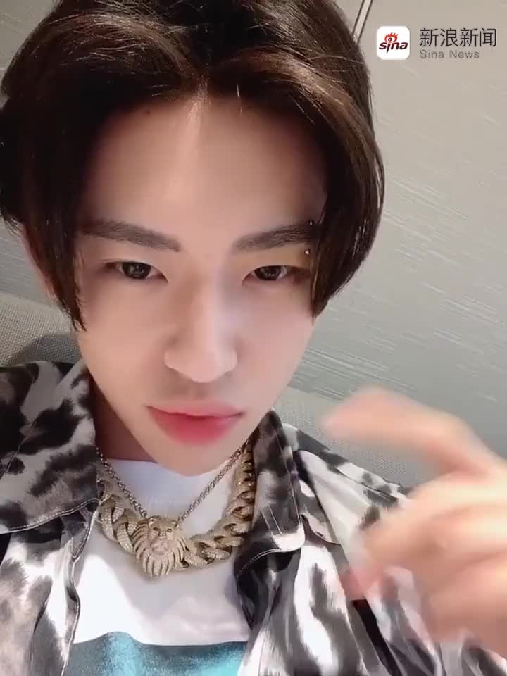 小鬼王琳凯微博更新:no mercy 吭 大金链子 眉钉造型好酷!