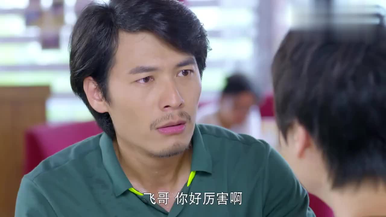 两名醉酒男子在女孩店里闹事,快递小哥大显身手,女孩犯花痴