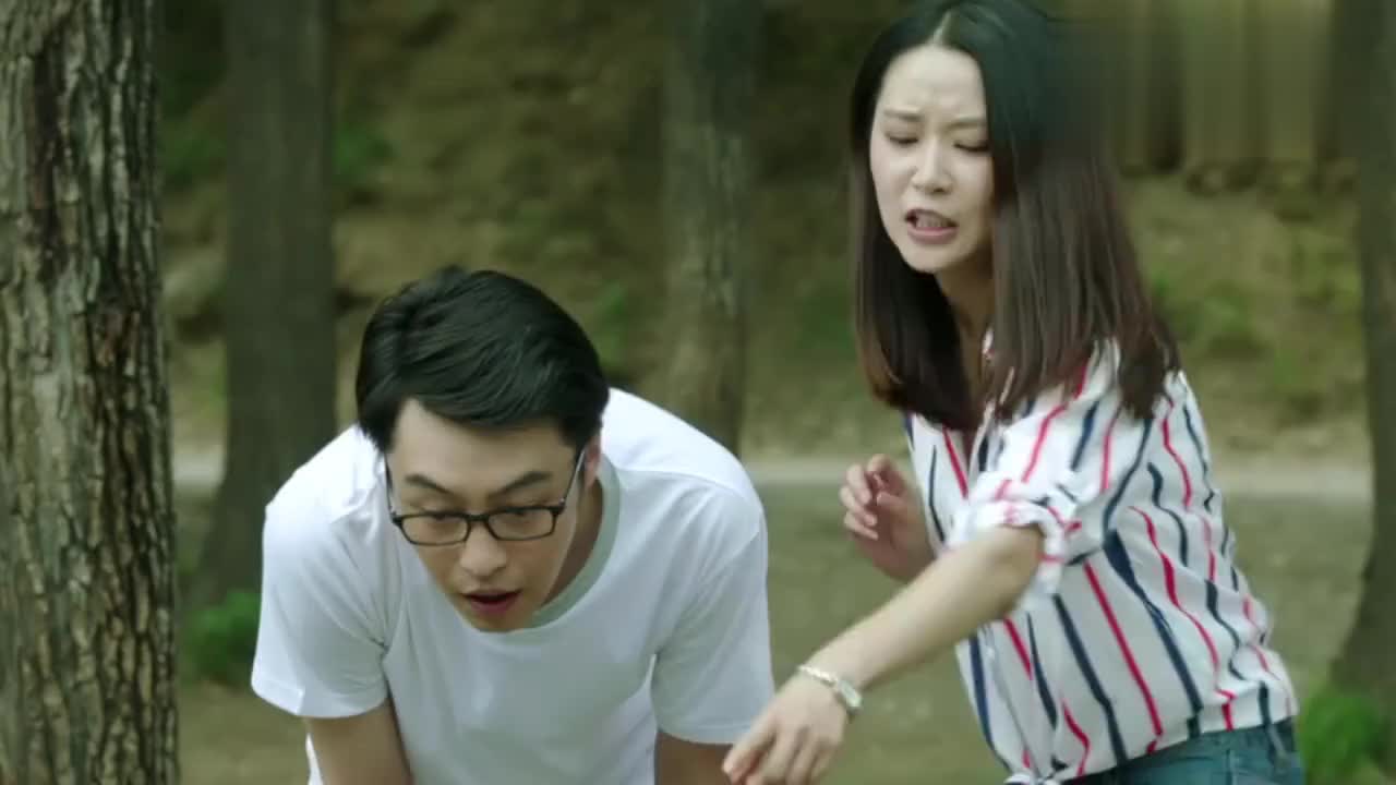 平凡岁月:李三宝和王蔷牵手郊游,美景配佳人真是浪漫