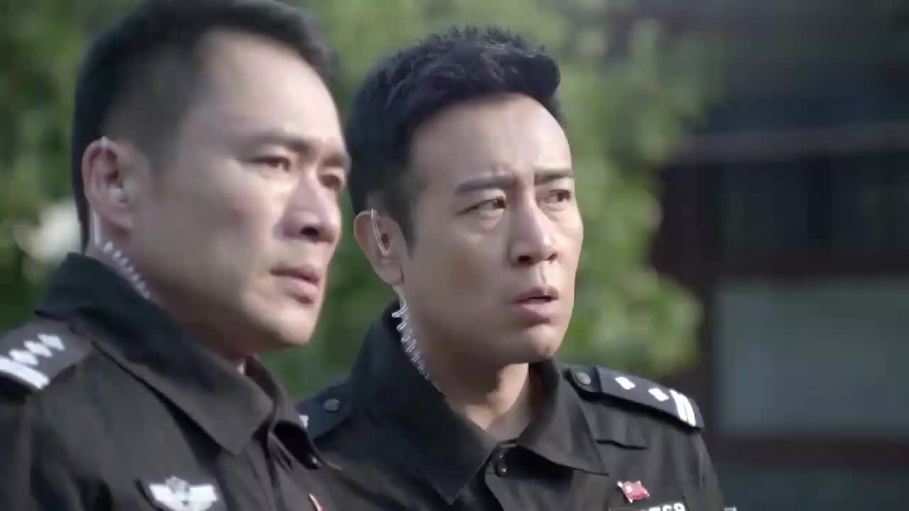 警花与警犬:唐磊正赶往任务地点,不料警犬突然冲向人群,有猫腻
