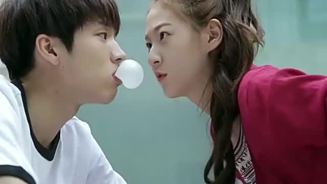 男主教女主吹泡泡糖,女主好漂亮啊,韩剧拍出来都好浪漫