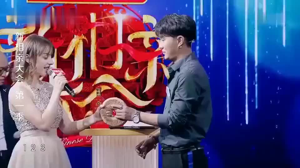 新相亲大会:王岩出场气场强大获得众位爸妈喜欢