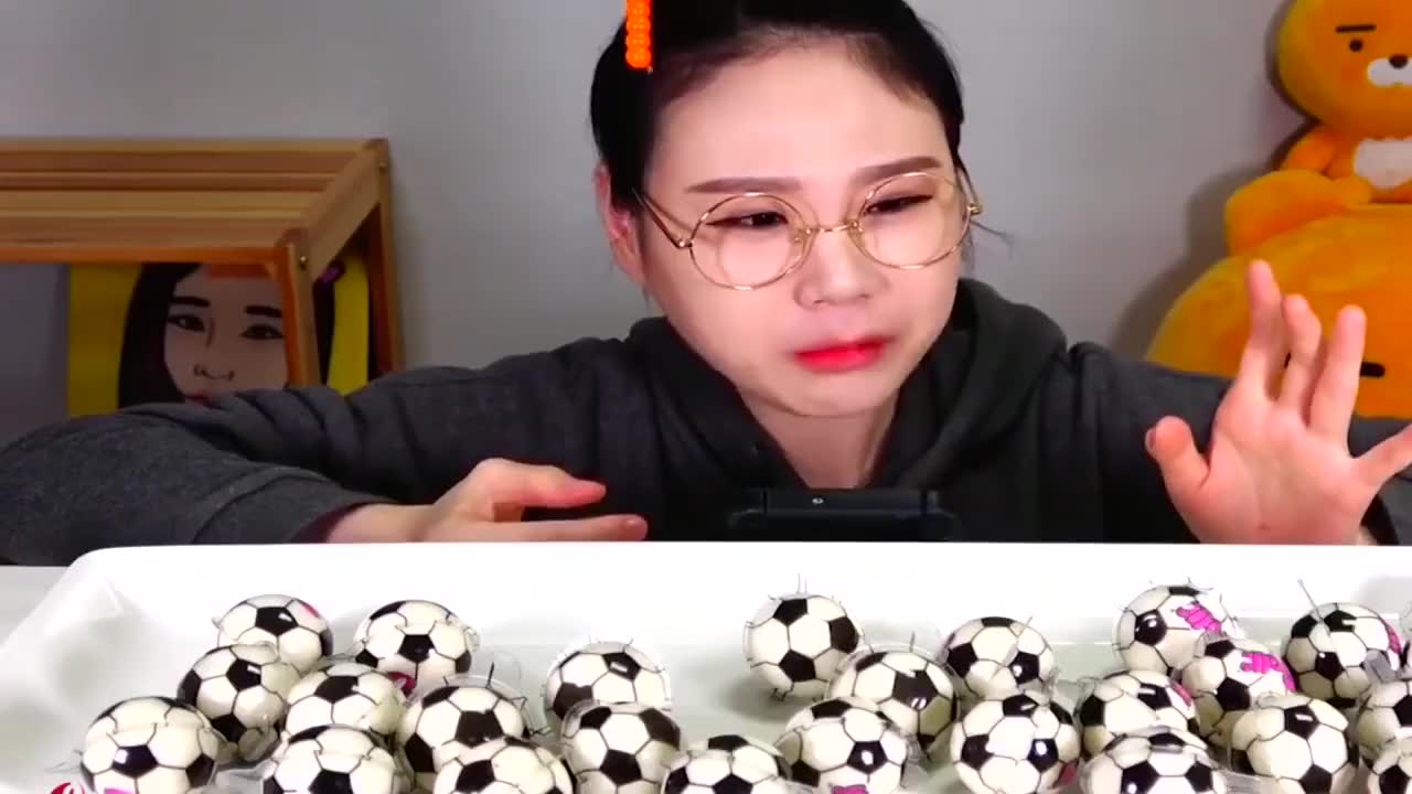 吃播:韩国大胃王小妹吃足球糖果