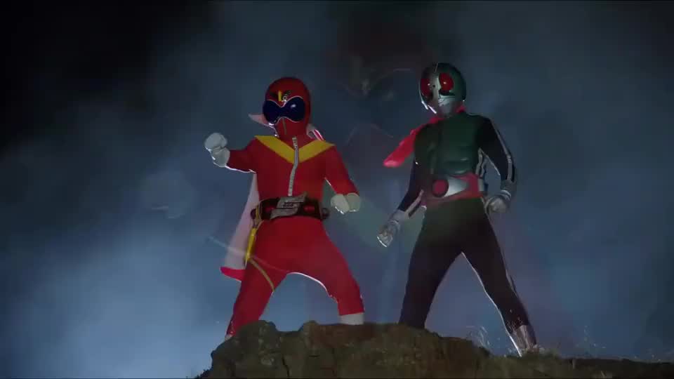 假面骑士一号和赤连者带领一大群的小弟支援后辈骑士