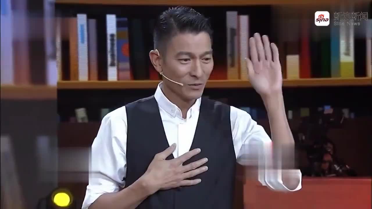 撒贝宁真不愧是北大才子,把天王刘德华也一样逗得哈哈大笑,有趣