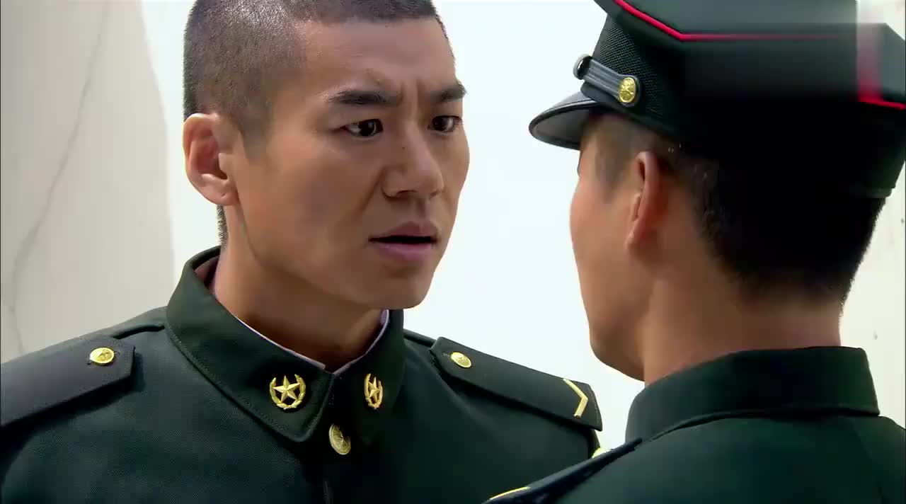 何晨光因天气昏倒,战友们看到晨光的一瞬间,战友们沉默了