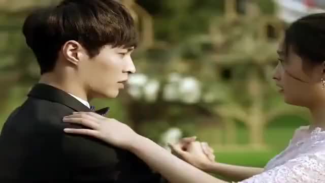 张艺兴和关晓彤聊天时,得知她没有男朋友尽然笑的特别灿烂