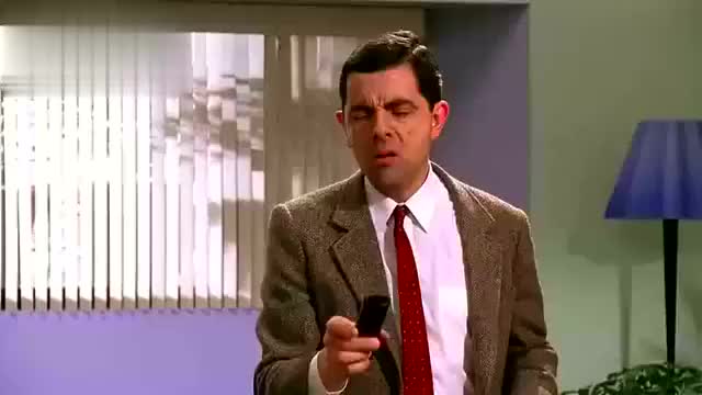 憨豆先生睡前关灯,竟直接用手枪打爆灯泡,接下来更搞笑!