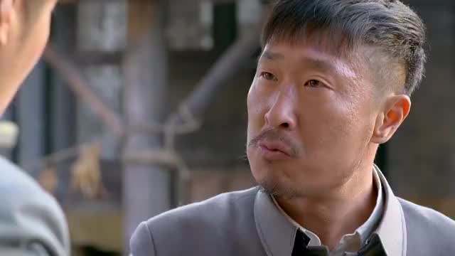 赵二狗中了奸人美人计,走路都带飘,团长大哥见了就是一大嘴巴子