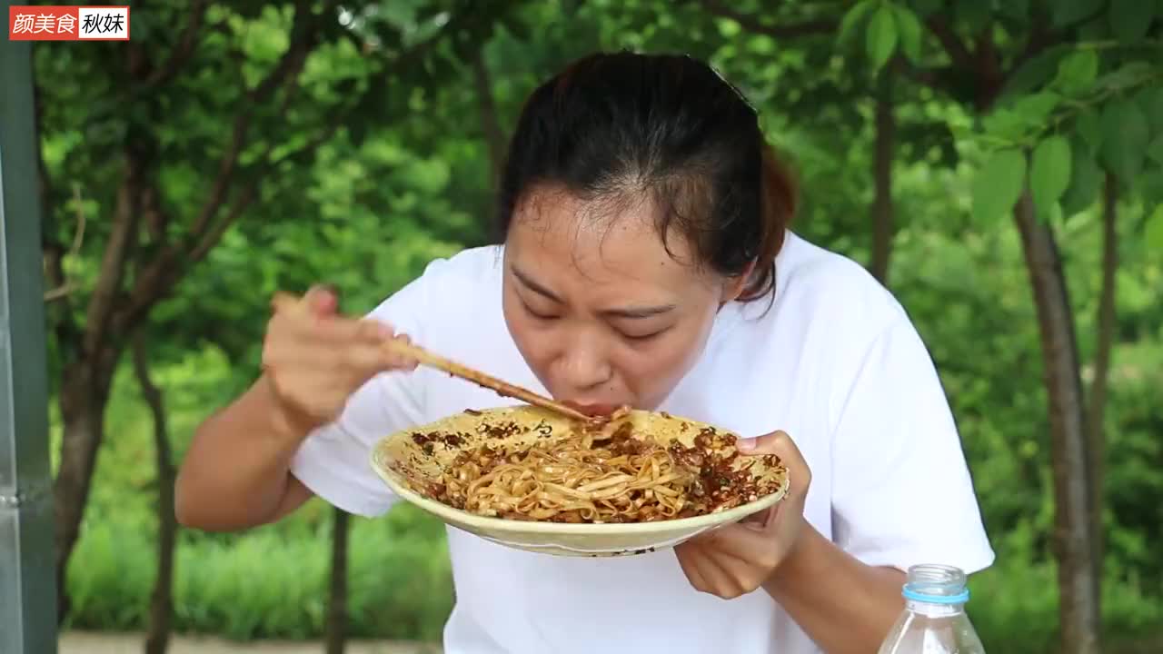 秋妹今天做杂酱面,酱香十足,比吃肉都过瘾,一吃一大盘,真美味