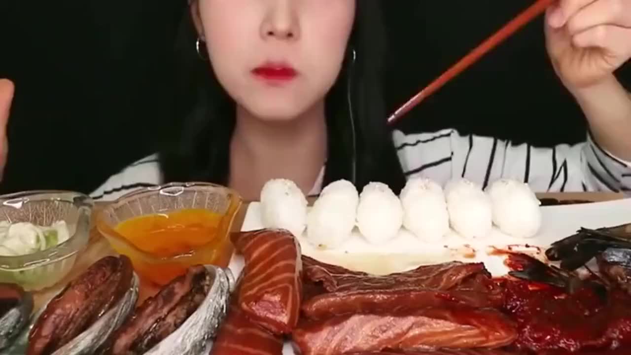 超小厨请姐姐吃海鲜大餐鲍鱼蛏王墨鱼仔下血本了