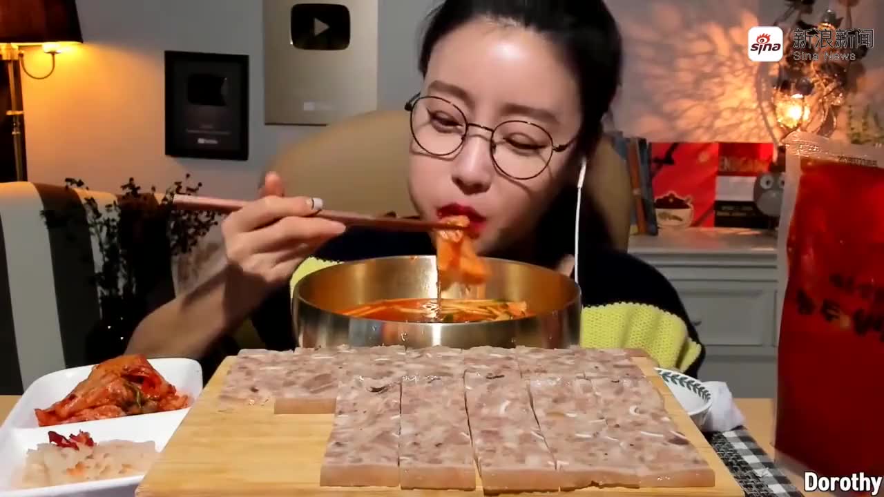 韩国美女大胃王,吃美味酸辣粉,越吃越过瘾