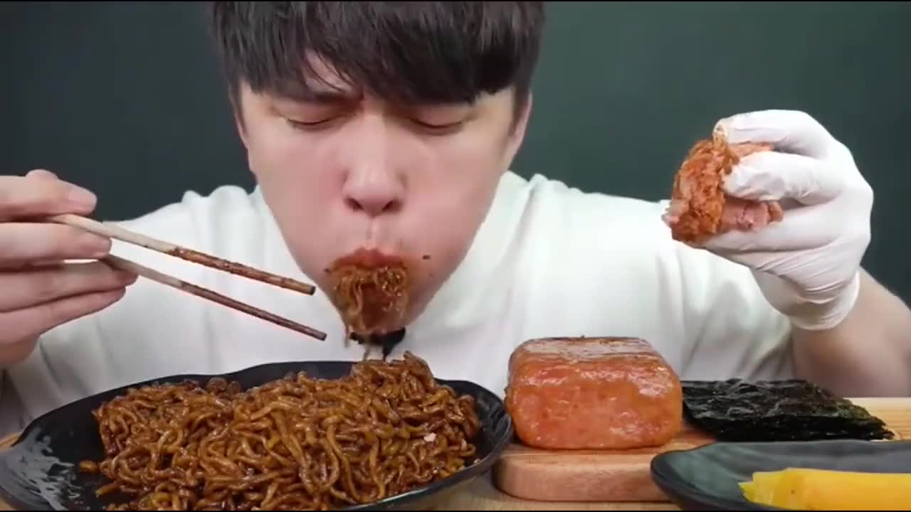 吃播:韩国大胃王小哥吃超辣火鸡面