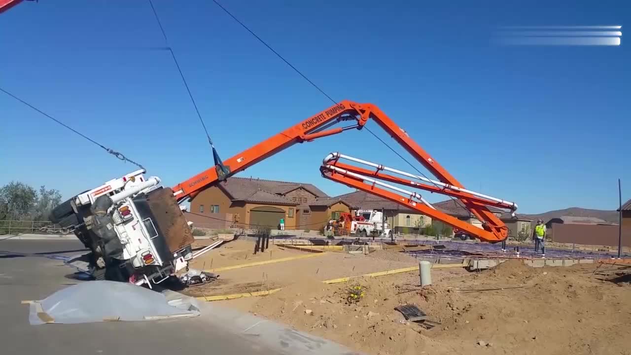 泵车作业不慎翻车,司机快崩溃了,看看是如何救援的吧