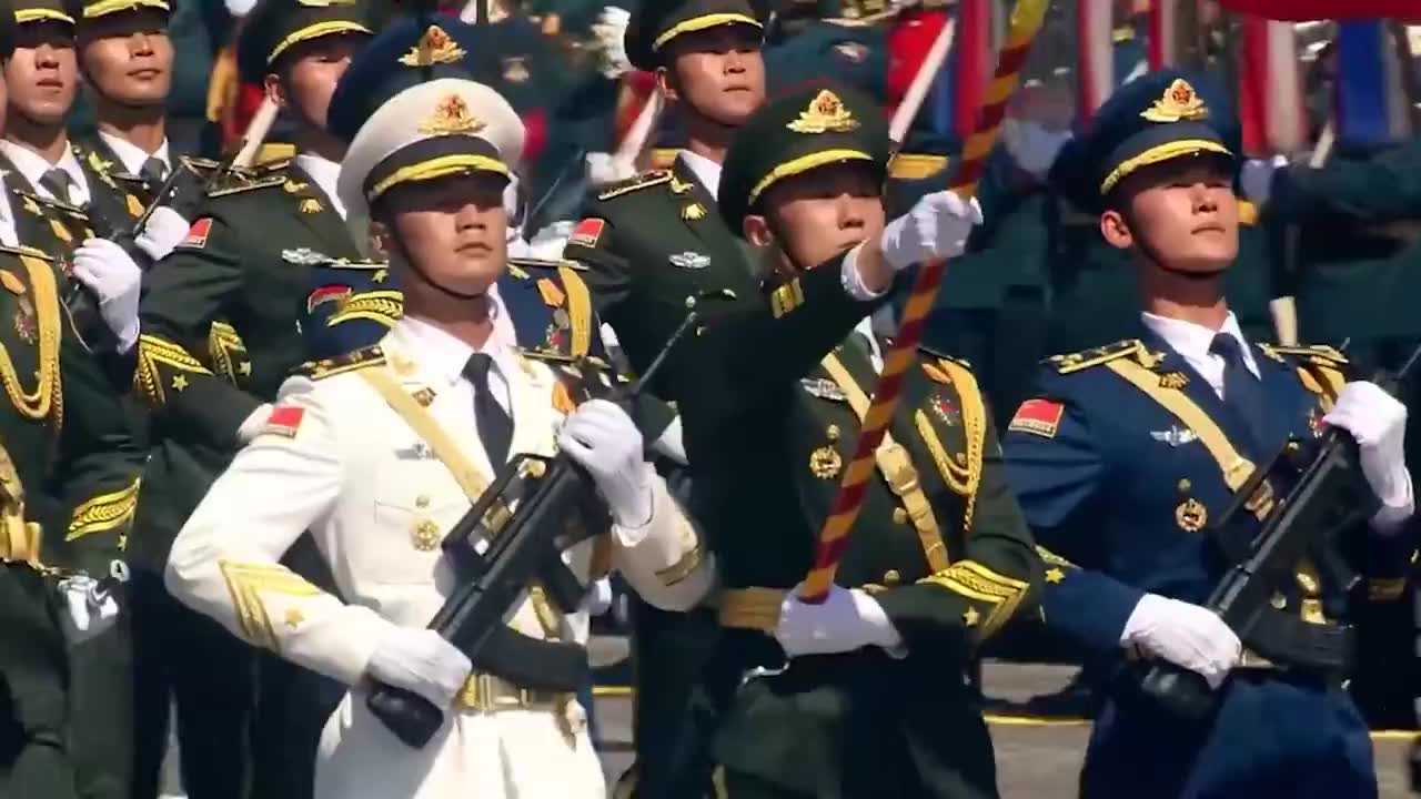 哈巴罗夫斯克2020胜利日阅兵,士兵在雨中鸣礼炮奏国歌的镜头!