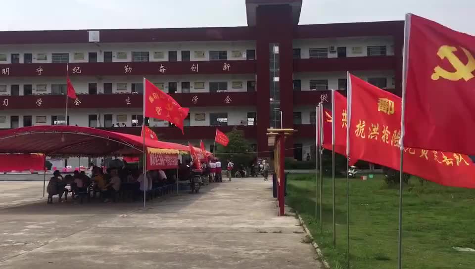 在江西鄱阳县三庙前一中受灾群众安置点内