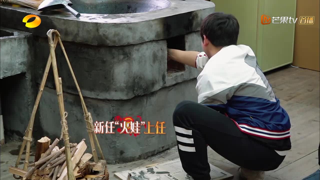 张杰劈柴也能皮出花样来,黄磊现场示范劈柴技巧