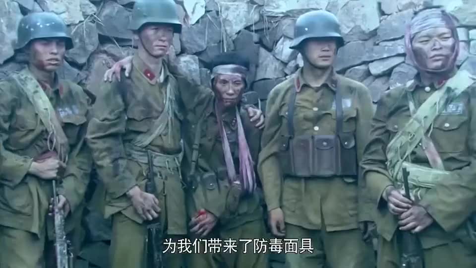 勇士之城:鬼子用毒气弹进攻,何平安用玻璃当炮弹,割破防毒面具