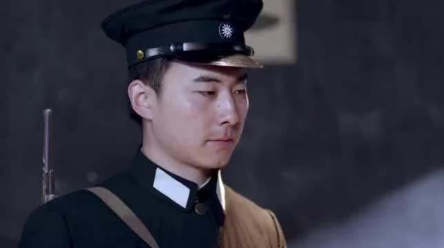 战火连天:贾小枪吐槽女土匪心上人,女土匪甩他一碗酒,解气!