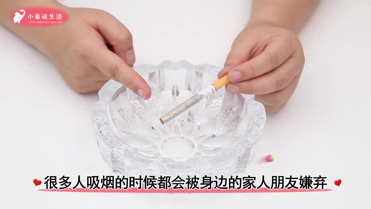 用筷子夹着香烟抽,一看就是当老大的料