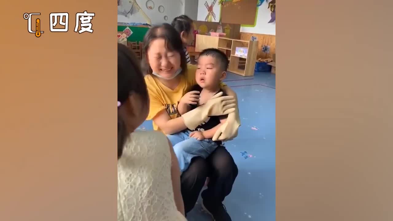 杜宇麒好幸福呀,据他妈妈说晚上一年幼儿园是对男孩最好的礼物