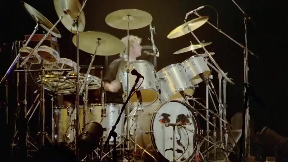 1981年皇后乐队演唱会,鼓手的高音比主唱还高,主唱反而跳舞!