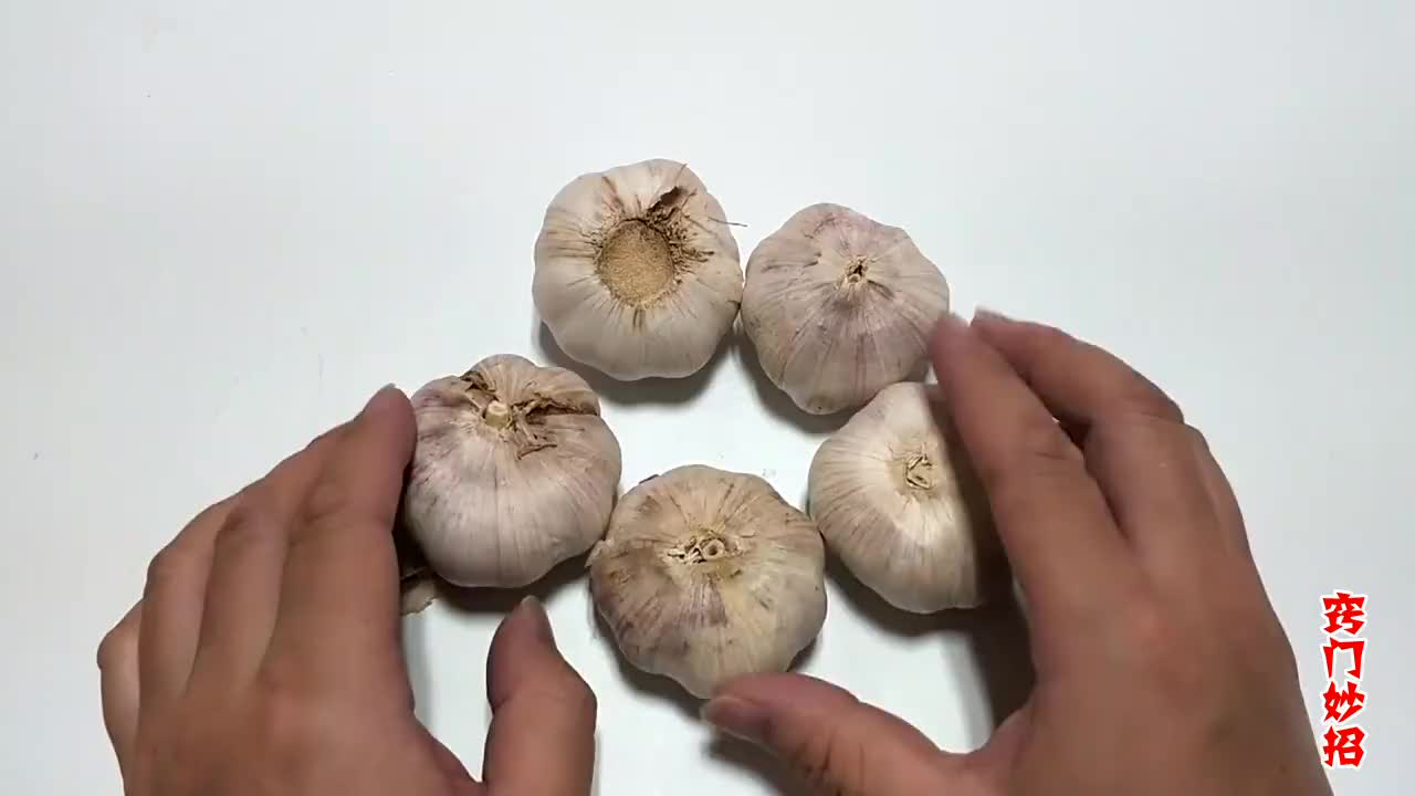 用筷子夹着香烟抽,一看就是当老大的料