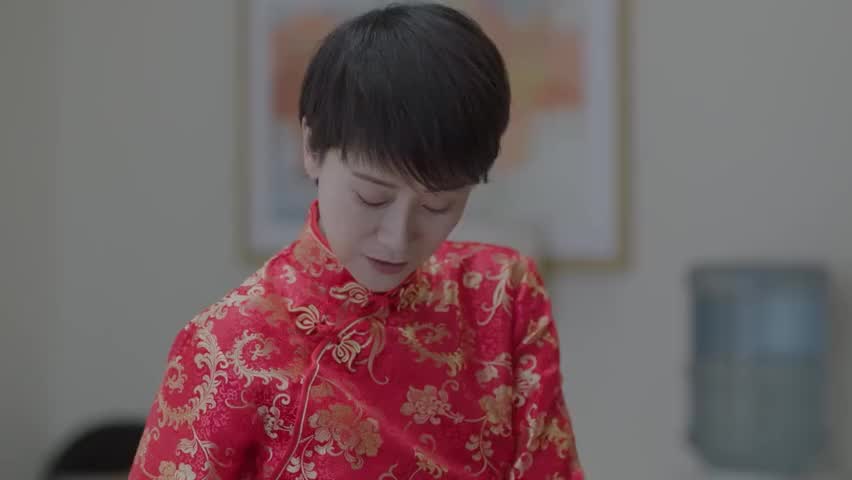 《小欢喜》中童文洁穿旗袍送考希望孩子们旗开得胜