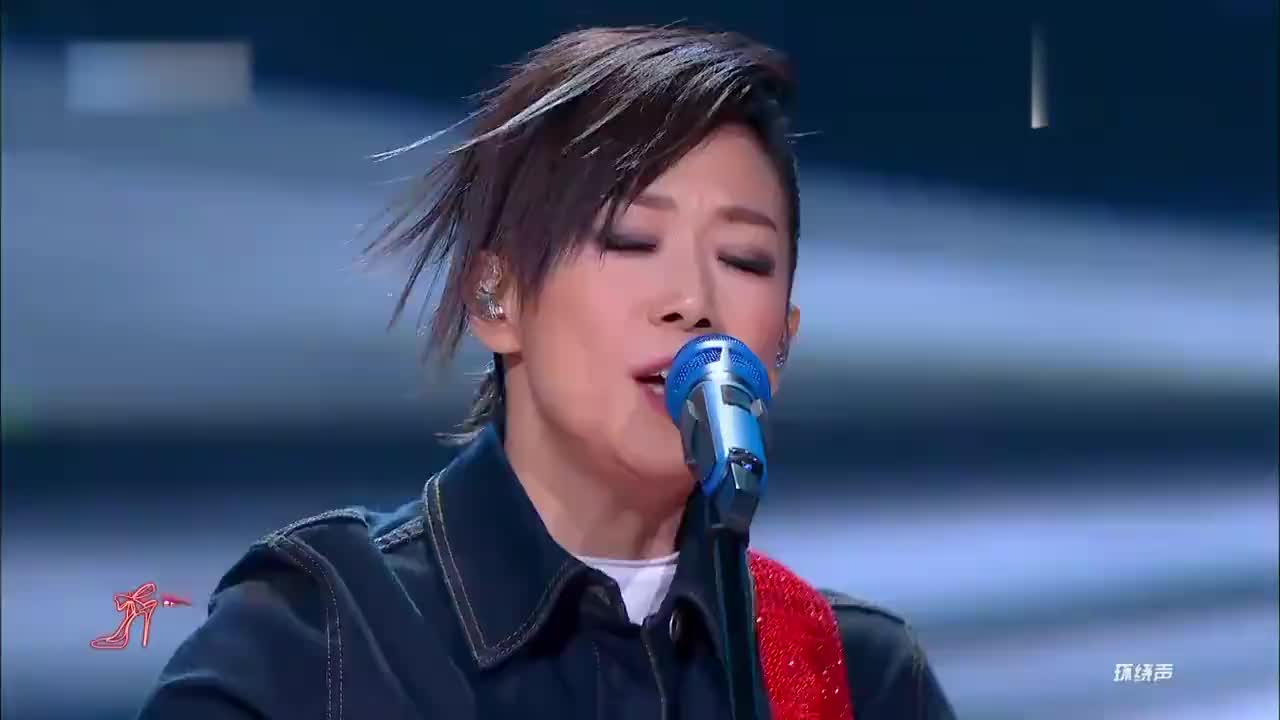 歌迷献唱《红色高跟鞋》,偶像张杰当场陶醉,太有味道了!