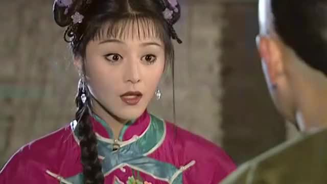 还珠格格:金锁给柳青送衣服,柳青跟她谈紫薇