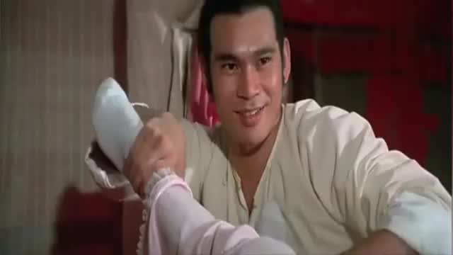 洪熙官洞房花烛夜和严咏春比武掰腿, 使出浑身力气都没能成功