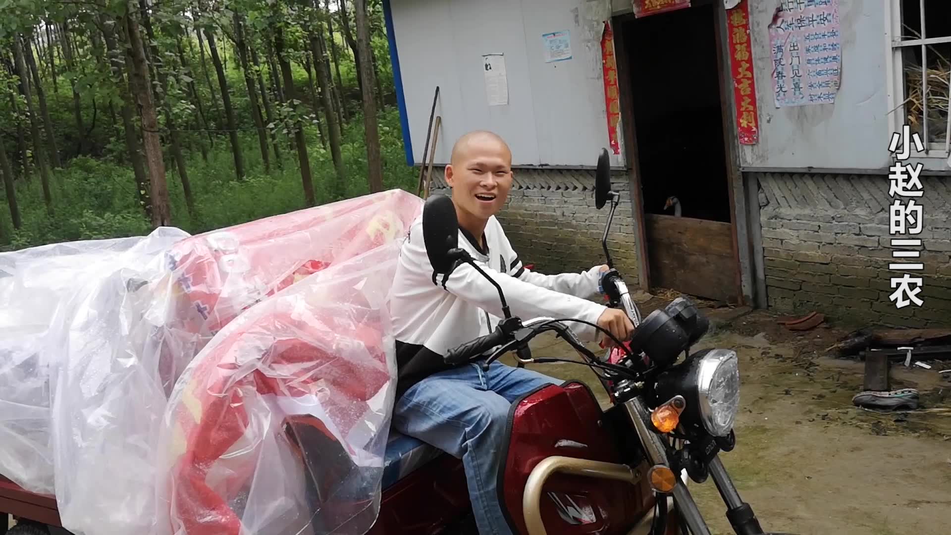 穷小伙摇身变土豪,开保时捷卡宴,这一身行头得来真不费功夫