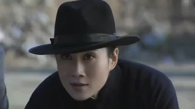 一头鲸鱼搁浅在海滩,好心的人儿们纷纷召集同伴营救 .