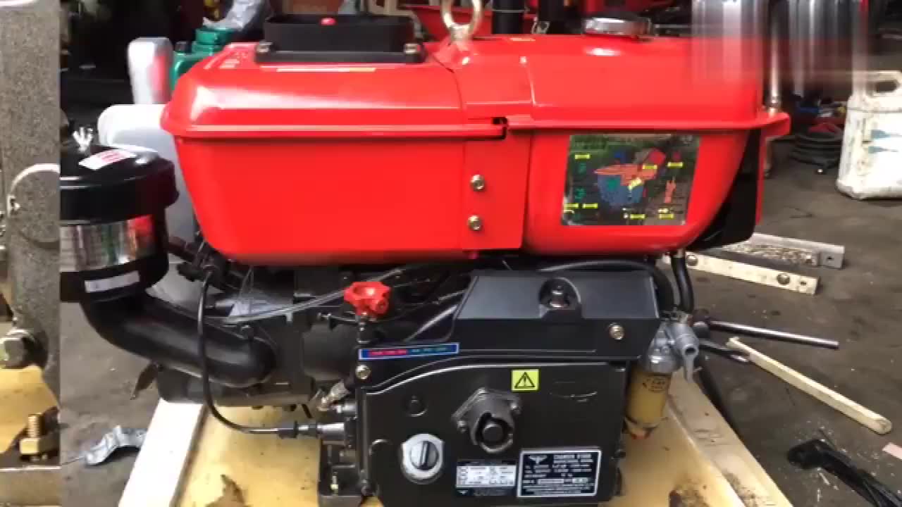 国外大哥新买的中国制造的柴油发动机,手摇启动后感觉还不错!