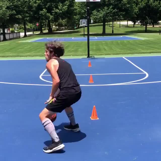 街球王吴悠vs地表最牛矮个子后卫kiwi,敢问哪来的勇气?