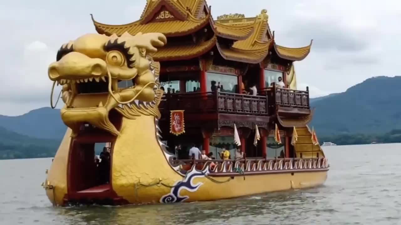 大龙船来了,西湖的美-远山近水亭台楼阁龙船,让人流连忘返