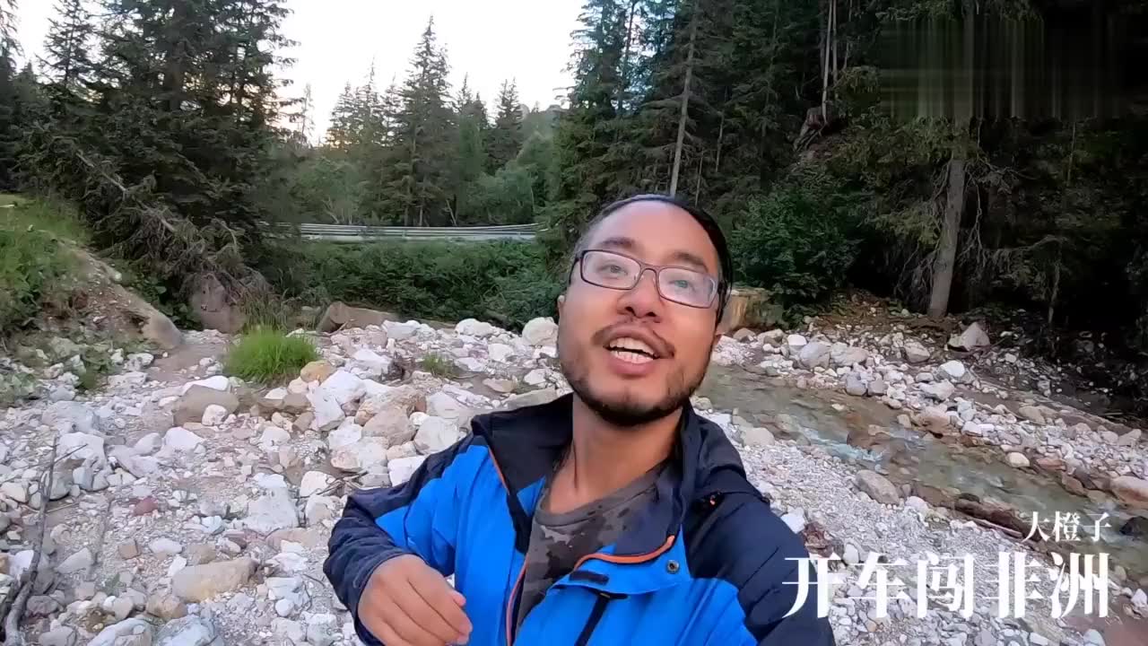 意大利境内的阿尔卑斯山出现粉色冰川